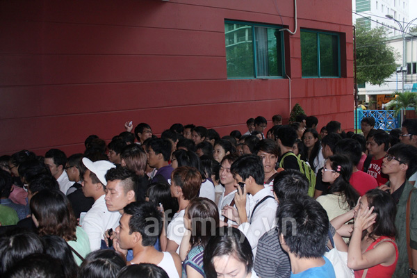 Cơn mưa lớn kh&ocirc;ng l&agrave;m hạ nhiệt 