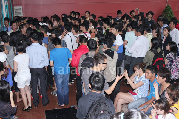 Cơn mưa lớn kh&ocirc;ng l&agrave;m hạ nhiệt 