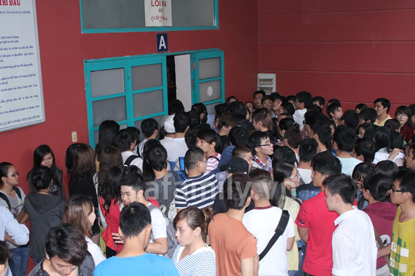 Cơn mưa lớn kh&ocirc;ng l&agrave;m hạ nhiệt 