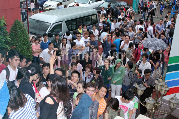 Cơn mưa lớn kh&ocirc;ng l&agrave;m hạ nhiệt 