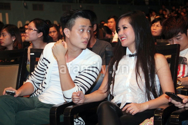 Hồng Nhung th&acirc;n mật b&ecirc;n 