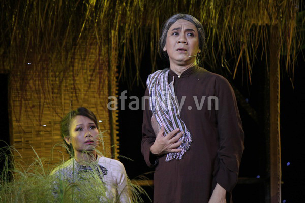 Minh Tuyết gợi cảm trong liveshow Cẩm Ly