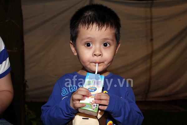 Mẹ con Thanh Th&uacute;y chạy show đ&ecirc;m Trung Thu