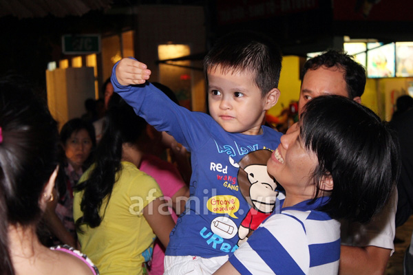 Mẹ con Thanh Th&uacute;y chạy show đ&ecirc;m Trung Thu