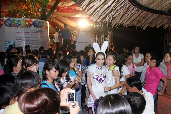Mẹ con Thanh Th&uacute;y chạy show đ&ecirc;m Trung Thu
