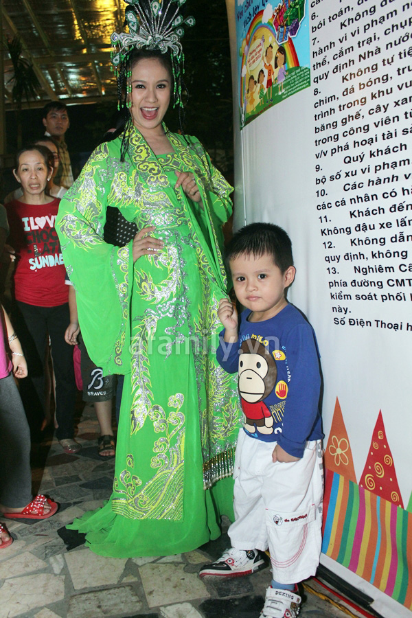 Mẹ con Thanh Th&uacute;y chạy show đ&ecirc;m Trung Thu