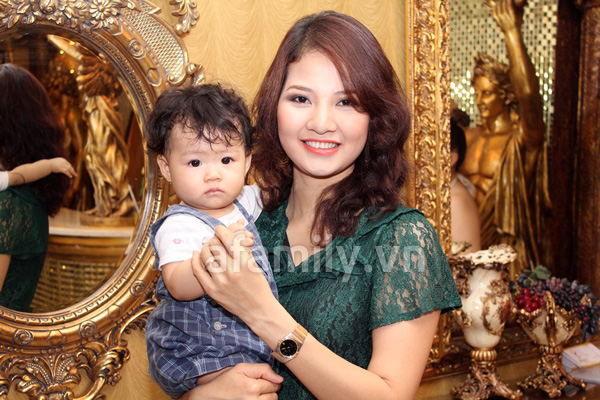 Hoa kh&ocirc;i thể thao Thu Hương tươi tắn đi l&agrave;m đẹp