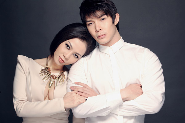 Thu Minh khoe ngực đầy b&ecirc;n Nathan Lee