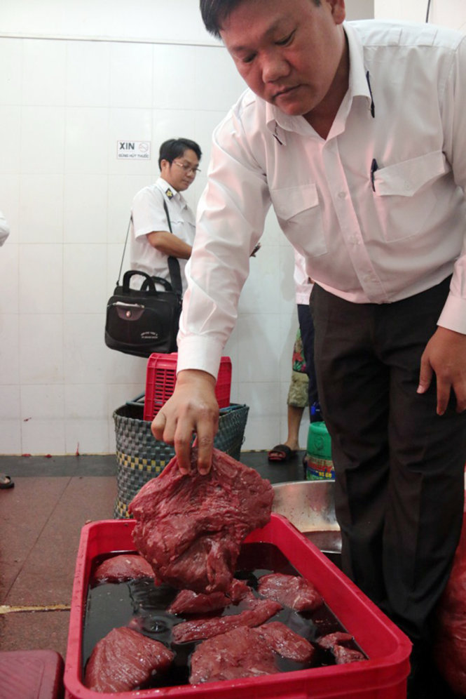 Thịt heo được ngâm vvafo dung dịch hóa chất và huyết bò - Ảnh: Tiến Long