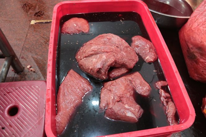Thịt heo (bên phải) ngâm hóa chất thành thịt bò (bên trái) - Ảnh: Tiến Long