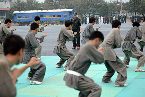 Cô giáo trẻ dạy võ cho 2.000 cảnh sát đặc nhiệm 9