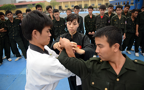 Cô giáo trẻ dạy võ cho 2.000 cảnh sát đặc nhiệm 4