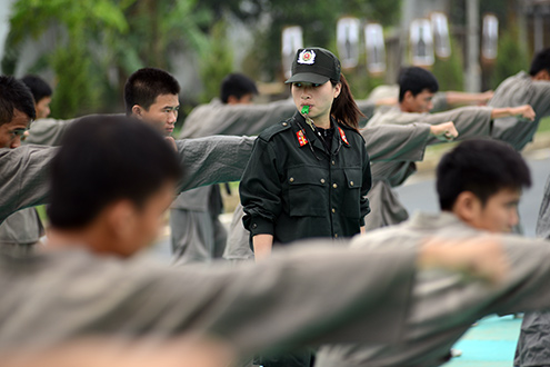 Cô giáo trẻ dạy võ cho 2.000 cảnh sát đặc nhiệm 8