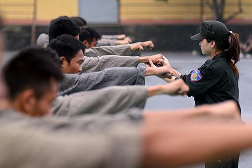 Cô giáo trẻ dạy võ cho 2.000 cảnh sát đặc nhiệm 11