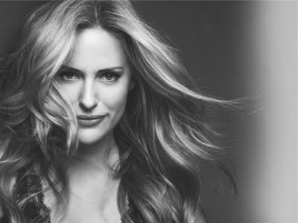 Aimee Mullins: Si&ecirc;u mẫu &ldquo;khuyết&rdquo; ch&acirc;n phi thường 