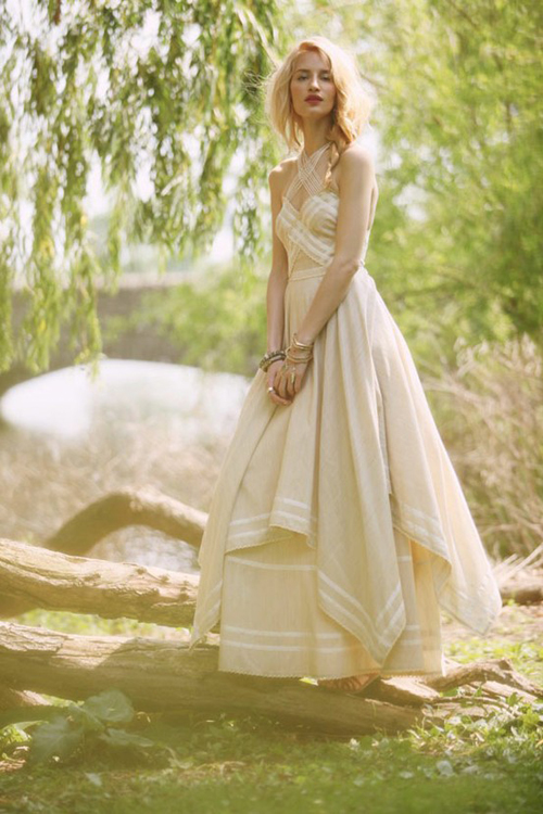 V&aacute;y cưới Thu 2012: vẻ l&atilde;ng mạn, cổ điển l&ecirc;n ng&ocirc;i 
