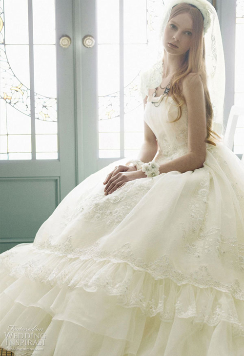 Váy cưới Thu 2012: vẻ lãng mạn, cổ điển lên ngôi 