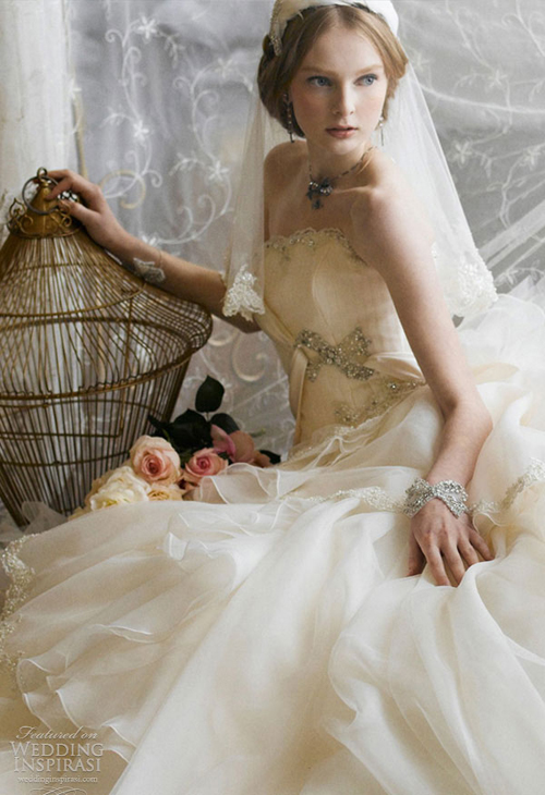 V&aacute;y cưới Thu 2012: vẻ l&atilde;ng mạn, cổ điển l&ecirc;n ng&ocirc;i 