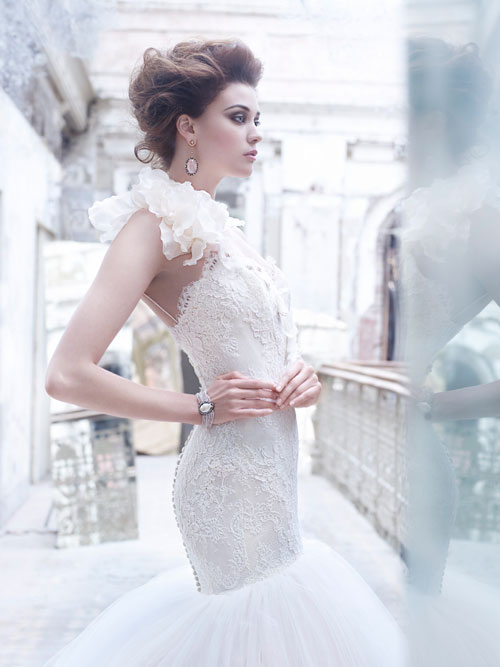 V&aacute;y cưới Thu 2012: vẻ l&atilde;ng mạn, cổ điển l&ecirc;n ng&ocirc;i 