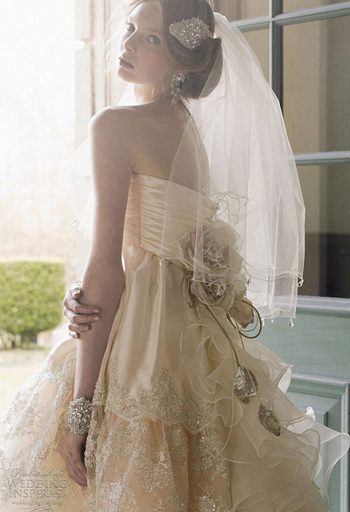 Váy cưới Thu 2012: vẻ lãng mạn, cổ điển lên ngôi 