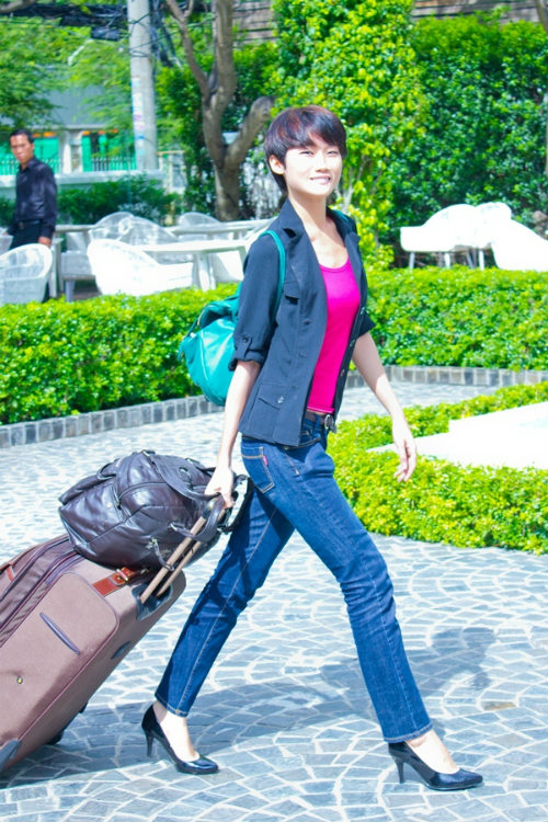 Thí sinh bật khóc khi bước vào ngôi nhà chung Thí sinh bật khóc khi bước vào ngôi nhà chung