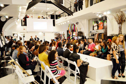 Tiếp tục lộ ảnh th&iacute; sinh tr&igrave;nh diễn tại New York 