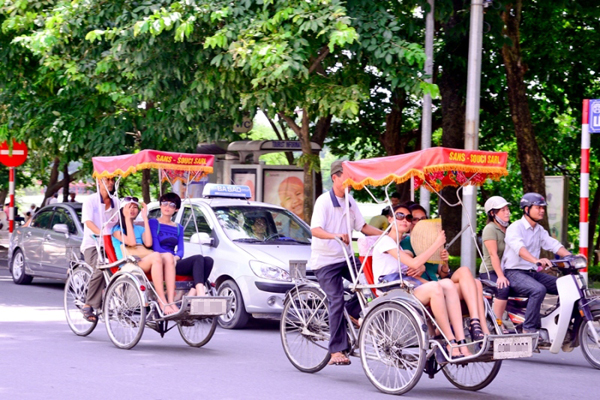 Th&iacute; sinh vui vẻ tham quan Thủ đ&ocirc;