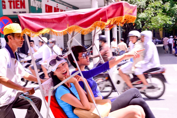 Th&iacute; sinh vui vẻ tham quan Thủ đ&ocirc;