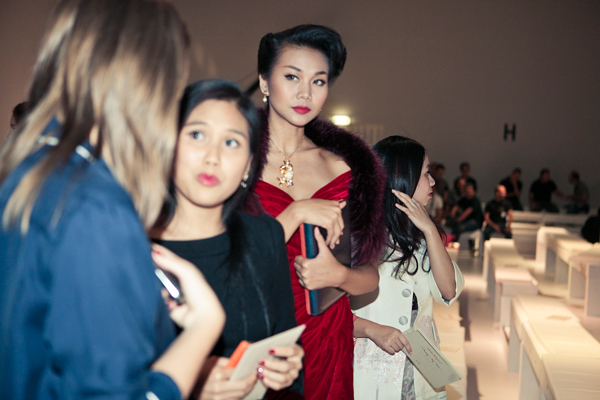 Thanh Hằng "diện" khăn lông thú tại Milan Fashion Week