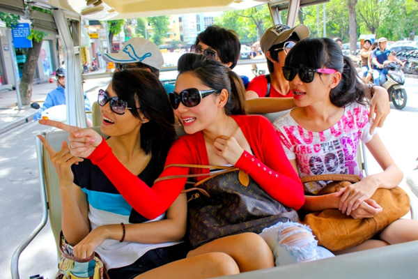 Th&iacute; sinh vui vẻ tham quan Thủ đ&ocirc;