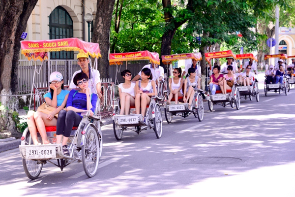 Th&iacute; sinh vui vẻ tham quan Thủ đ&ocirc;