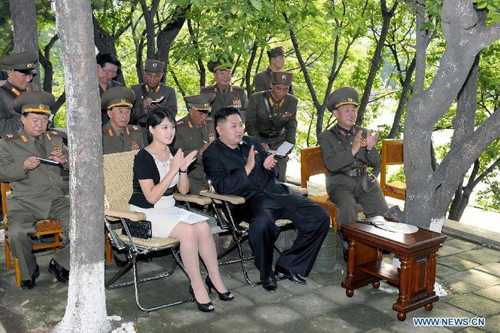 Vợ Kim Jong-un l&agrave; biểu tượng thời trang Triều Ti&ecirc;n 