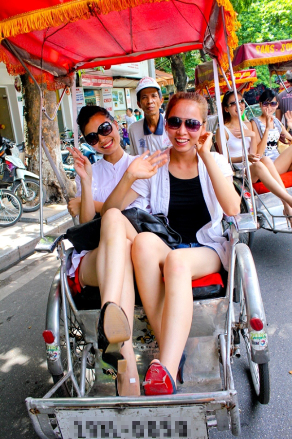 Th&iacute; sinh vui vẻ tham quan Thủ đ&ocirc;