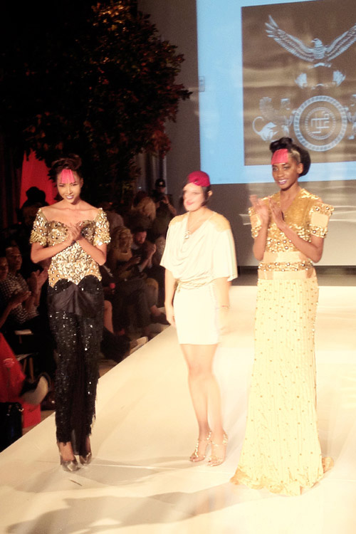 Minh Triệu tr&igrave;nh diễn tr&ecirc;n s&agrave;n catwalk New York