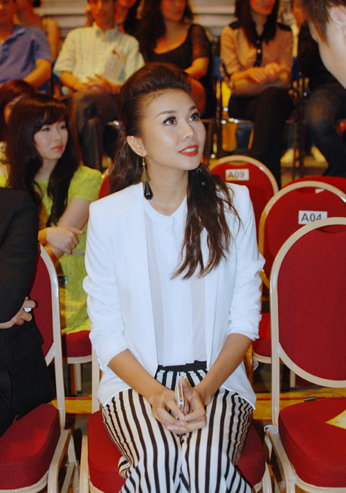 Mặc blazer theo xu hướng c&ugrave;ng sao Việt