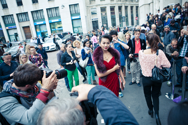 Thanh Hằng "diện" khăn lông thú tại Milan Fashion Week