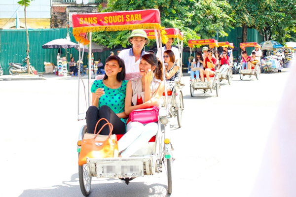 Th&iacute; sinh vui vẻ tham quan Thủ đ&ocirc;