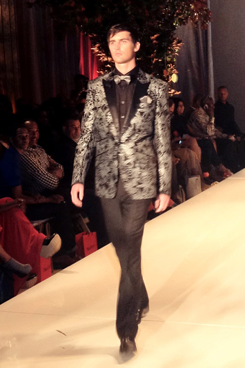 Minh Triệu tr&igrave;nh diễn tr&ecirc;n s&agrave;n catwalk New York