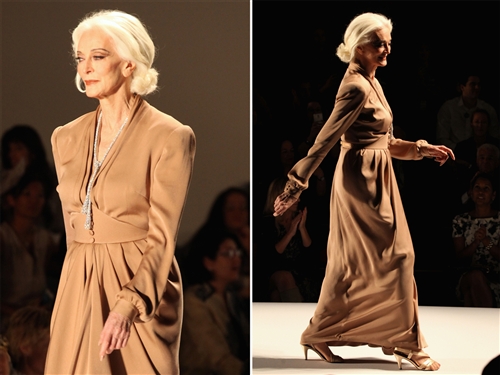 Mẫu 81 tuổi tỏa sáng trên sàn catwalk NYFW 