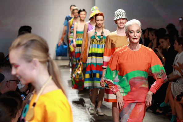 Mẫu 81 tuổi tỏa sáng trên sàn catwalk NYFW 