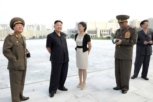 Vợ Kim Jong-un l&agrave; biểu tượng thời trang Triều Ti&ecirc;n 