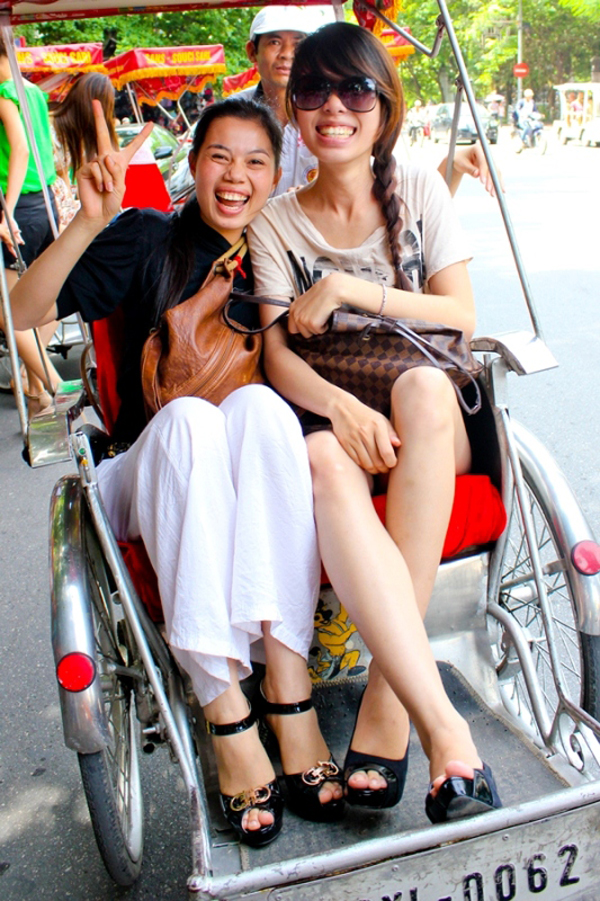 Th&iacute; sinh vui vẻ tham quan Thủ đ&ocirc;