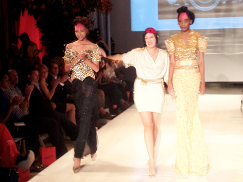Minh Triệu tr&igrave;nh diễn tr&ecirc;n s&agrave;n catwalk New York