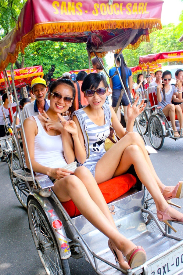Th&iacute; sinh vui vẻ tham quan Thủ đ&ocirc;