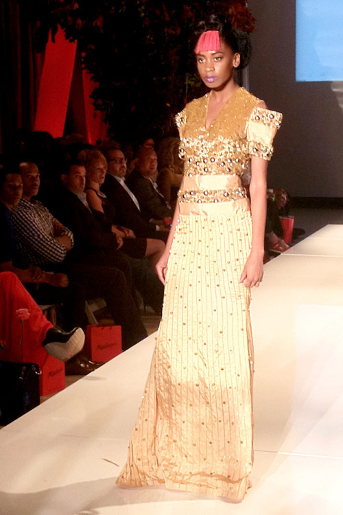 Minh Triệu tr&igrave;nh diễn tr&ecirc;n s&agrave;n catwalk New York