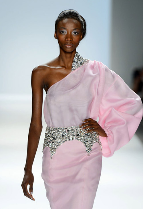 VNTM tiếp tục đưa th&iacute; sinh l&ecirc;n s&agrave;n diễn quốc tế 