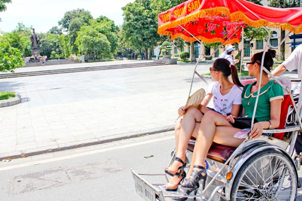 Th&iacute; sinh vui vẻ tham quan Thủ đ&ocirc;
