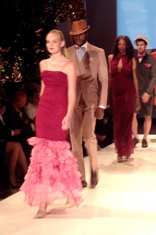 Minh Triệu tr&igrave;nh diễn tr&ecirc;n s&agrave;n catwalk New York