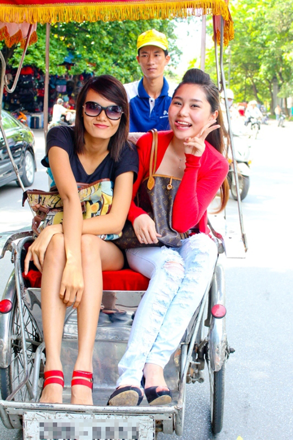 Th&iacute; sinh vui vẻ tham quan Thủ đ&ocirc;