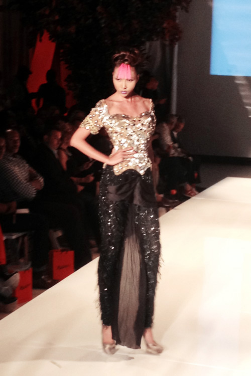Minh Triệu tr&igrave;nh diễn tr&ecirc;n s&agrave;n catwalk New York